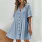 Vestido midi de manga curta com gola de camisa e botões