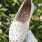 Mocassins rasos femininos com padrão floral, recortados e respiráveis