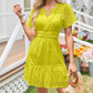 Vestido feminino com decote em V, manga curta e aberturas
