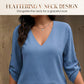 Conjunto composto por uma blusa feminina com decote em V e umas calças largas com padrões