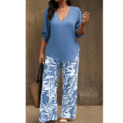 Conjunto composto por uma blusa feminina com decote em V e umas calças largas com padrões