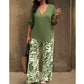 Conjunto composto por uma blusa feminina com decote em V e umas calças largas com padrões