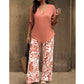 Conjunto composto por uma blusa feminina com decote em V e umas calças largas com padrões