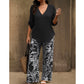 Conjunto composto por uma blusa feminina com decote em V e umas calças largas com padrões