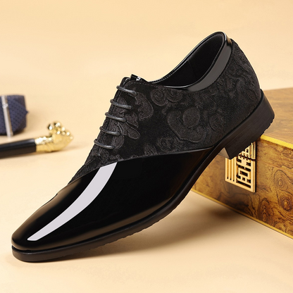 Sapatos sociais com detalhes contrastantes