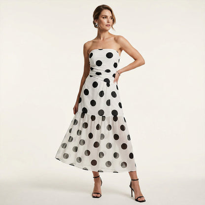 Vestido elegante sem alças, com bolinhas e camadas