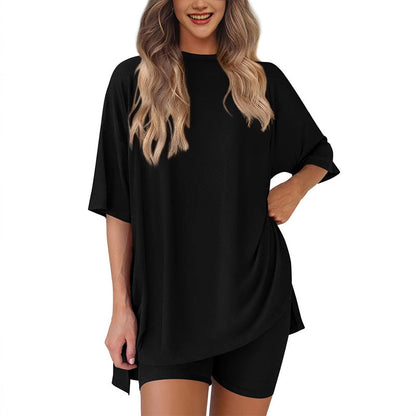 Conjunto de duas peças, de estilo casual e folgado