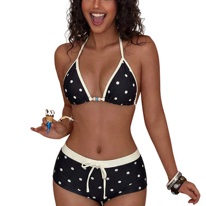 Conjunto de biquíni com top halter às bolinhas e calções curtos