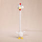Pingente em forma de saco com animal de pelúcia de pescoço comprido